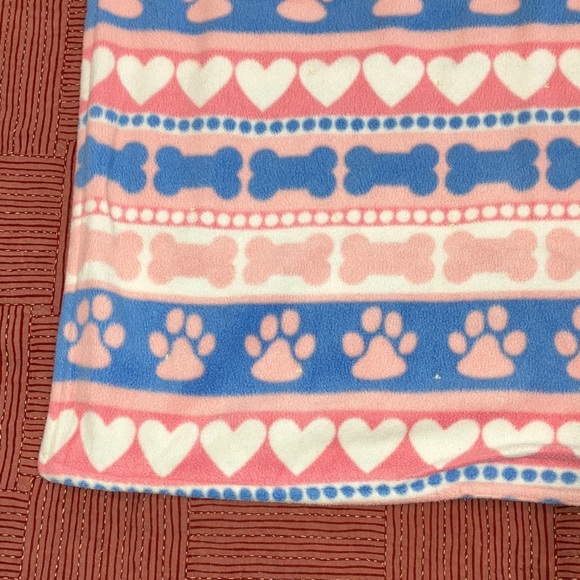 Cozy fleece Pet Blanket with Paw bone and Heart Design - Pink and Blue - Picture 3 of 8